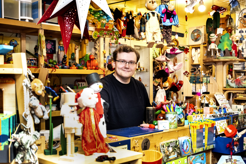 Jonathan Junge, Inhaber der Nürnberger Spielzeugkiste, hinter der Ladentheke